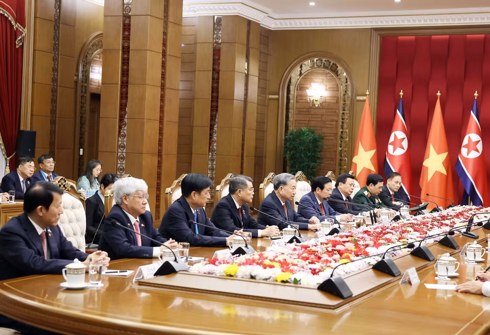 General Secretary To Lam and the Vietnamese high-level delegation at talks with General Secretary of the Workers’ Party of Korea and President of the State Affairs of the Democratic People’s Republic of Korea Kim Jong Un. (Photo: Thong Nhat – VNA)