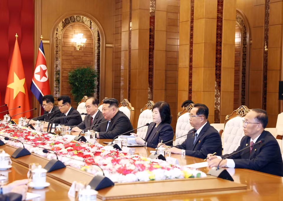 General Secretary of the Workers’ Party of Korea and President of the State Affairs of the Democratic People’s Republic of Korea Kim Jong Un and the DPRK high-level delegation at talks with General Secretary To Lam. (Photo: Thong Nhat – VNA)