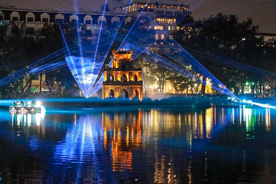 The Ho Guom – Thap Rua (Hoan Kiem Lake – Turtle Tower) artistic lighting space runs from December 24, 2025 to January 4, 2026. (Photo: Khanh Hoa – VNA)