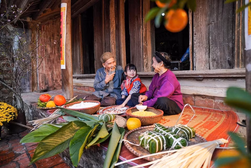 Elderly family members share stories about traditional Tet customs. (Photo: Khanh Hoa - VNA)
