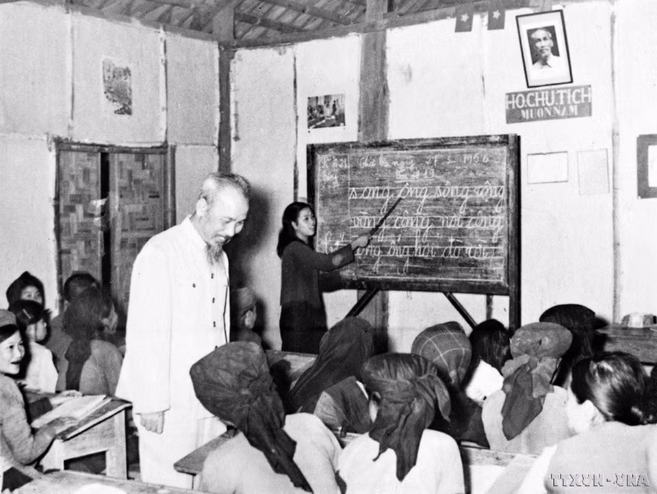 President Ho Chi Minh visits a literacy class in Luong Yen Area, Hanoi, on May 27, 1956. (Photo: VNA Archives)