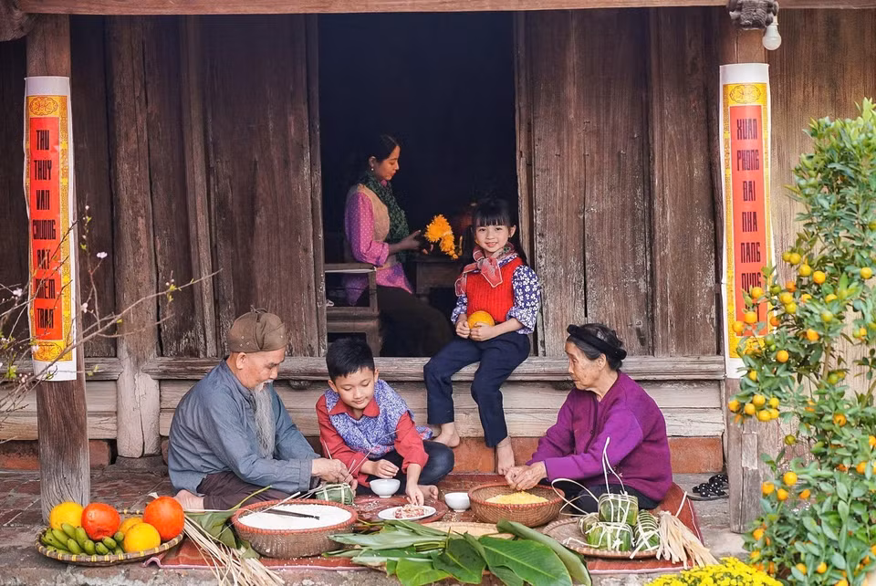 For Vietnamese people, Tet is an occasion for family members to reunite and enjoy the joy of togetherness. (Photo: Khanh Hoa - VNA)