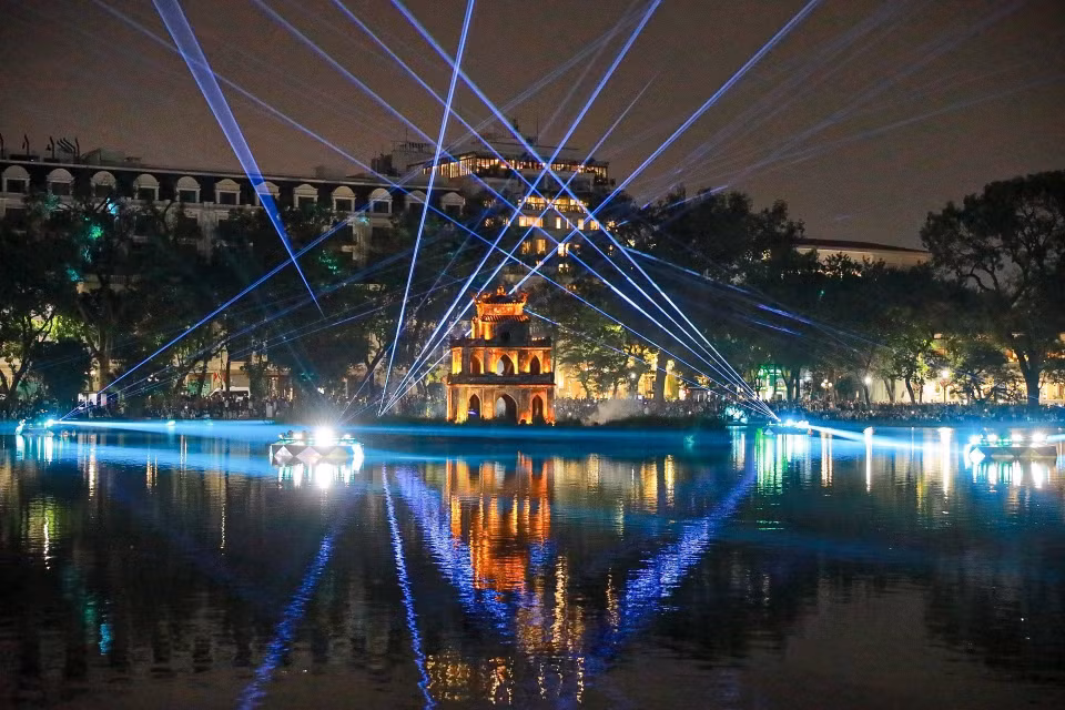 The Ho Guom – Thap Rua (Hoan Kiem Lake – Turtle Tower) artistic lighting space runs from December 24, 2025 to January 4, 2026. (Photo: Khanh Hoa – VNA)