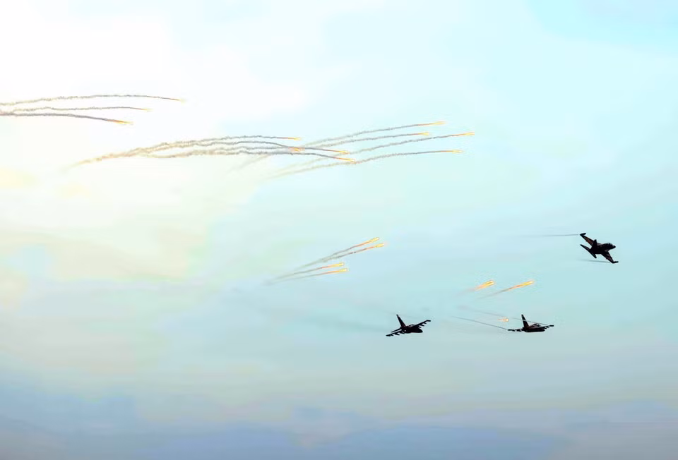 The Su-30MK2 fighter jets perform a heat flare display over the skies of Hanoi. (Photo: An Dang - VNA)
