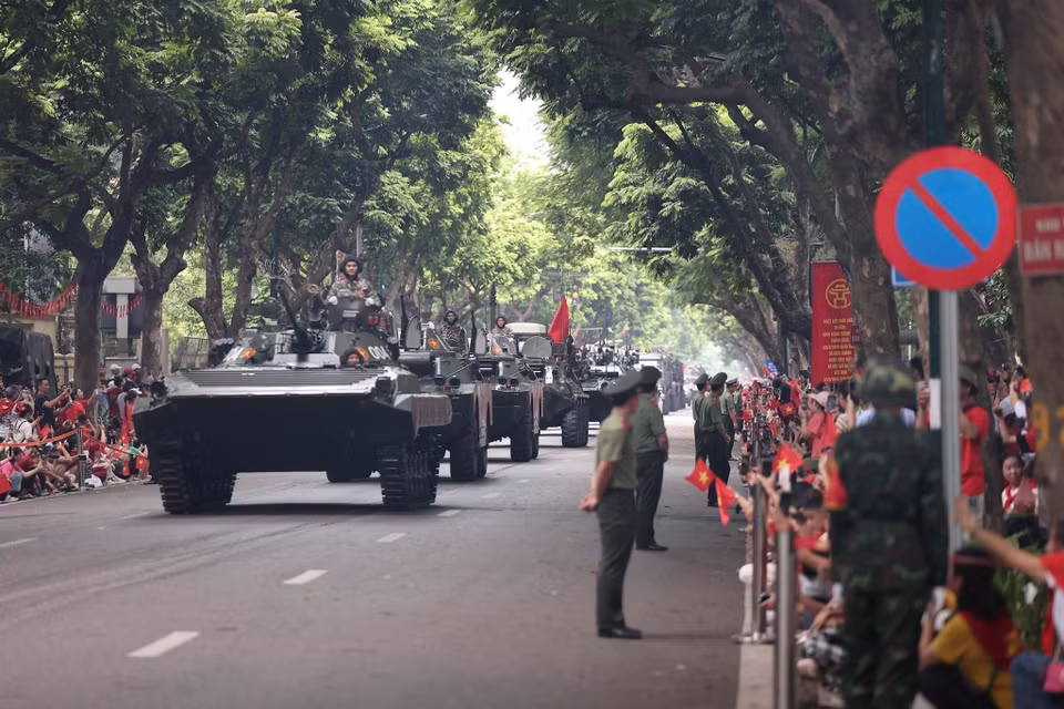 Parade and procession units march through the streets of Hanoi during the full-dress rehearsal. (Photo: Cong Dat - VNA)