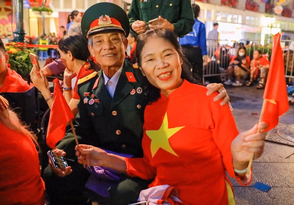 From early morning, many veterans and their families gather on Hang Bai Street to witness the National Day rehearsal. Photo: Khanh Hoa - VNA