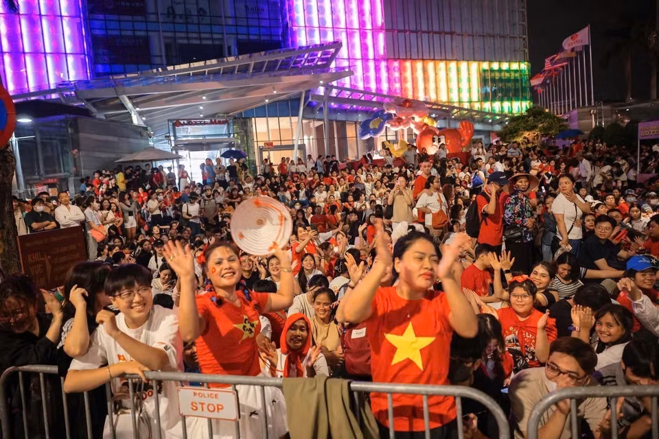 People on Van Cao Street early in the morning of August 30. Photo: Hoang Hieu - VNA