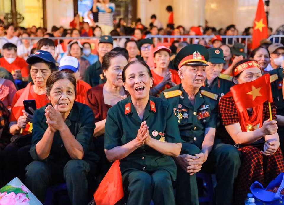 From early morning, a large number of veterans gather at the intersection of Hang Bai, Trang Tien, Hang Khay, and Dinh Tien Hoang streets to witness the National Day full-dress parade rehearsal (photo taken at 5:30 a.m.). Photo: Khanh Hoa - VNA