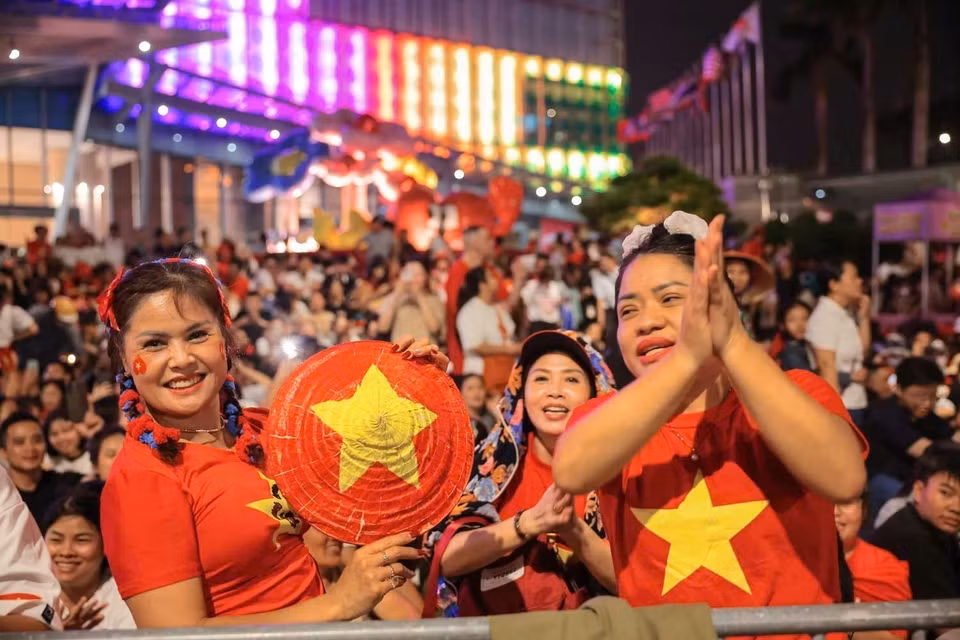 Bright and cheerful faces, showing no signs of fatigue after a sleepless night, fill Van Cao Street at 4 a.m. on August 30. Photo: Hoang Hieu - VNA