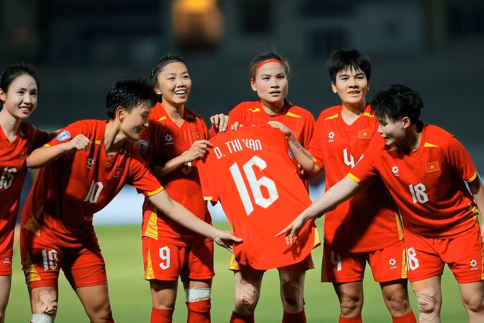 The Vietnam women’s team celebrates Thu Thao’s goal alongside midfielder Duong Thi Van (No. 16), who was injured in the previous match. (Photo: Minh Quyet - VNA)