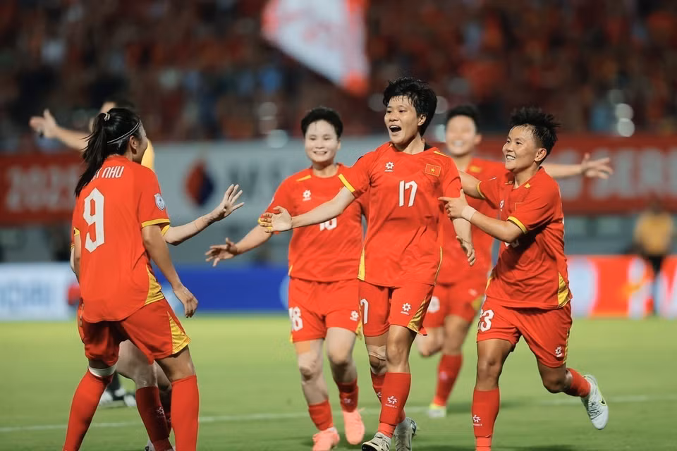 Thu Thao (No. 17) scores the opening goal for the Vietnam women’s national team in the 36th minute. (Photo: Minh Quyet - VNA)