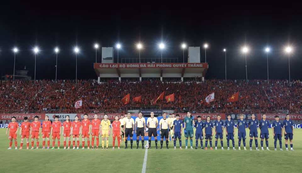 Starting lineups of Vietnam and Thailand. (Photo: Pham Hau - VNA)