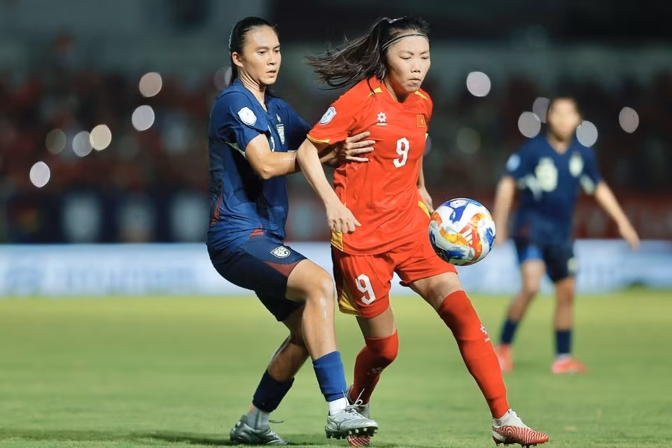 A battle for the ball between captain Huynh Nhu and a Thai defender. (Photo: Minh Quyet - VNA)
