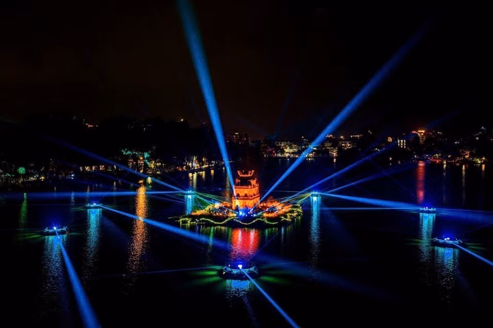 The Ho Guom – Thap Rua (Hoan Kiem Lake – Turtle Tower) artistic lighting space creates a vibrant nighttime landmark in central Hanoi. (Photo: Published by VNA)