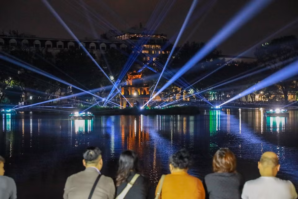 The Ho Guom – Thap Rua (Hoan Kiem Lake – Turtle Tower) artistic lighting space runs from December 24, 2025 to January 4, 2026. (Photo: Khanh Hoa – VNA)