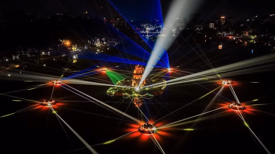 The Ho Guom – Thap Rua (Hoan Kiem Lake – Turtle Tower) artistic lighting space creates a vibrant nighttime landmark in central Hanoi. (Photo: Published by VNA)
