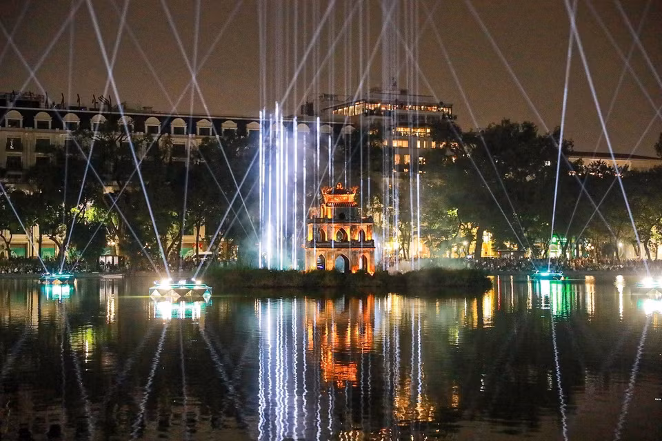 The Ho Guom – Thap Rua (Hoan Kiem Lake – Turtle Tower) artistic lighting space runs from December 24, 2025 to January 4, 2026. (Photo: Khanh Hoa – VNA)