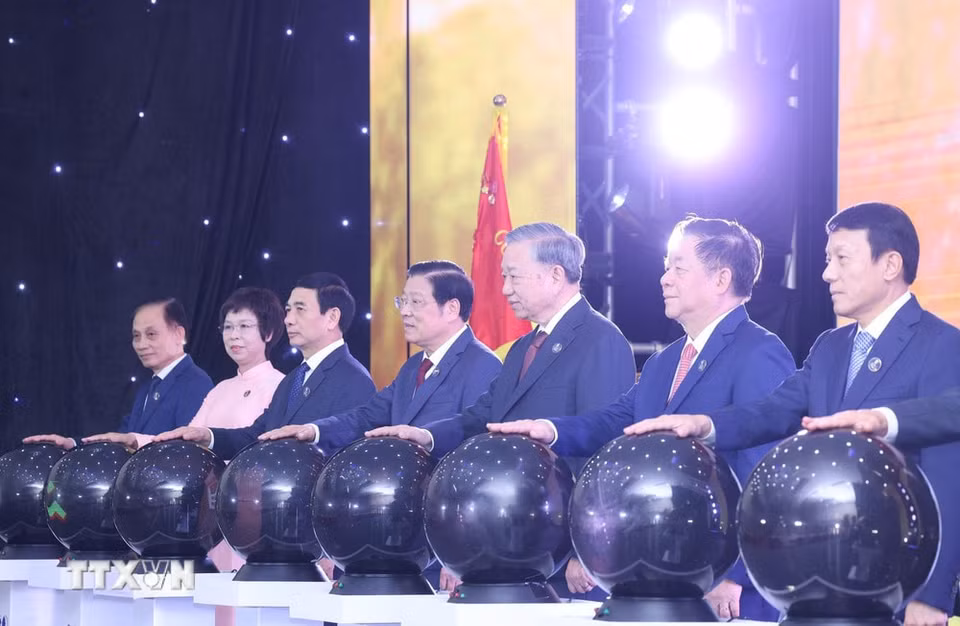 Party General Secretary To Lam and delegates press the button to the launch of the information portal for the 14th National Party Congress while attending the Vietnam News Agency's 80th founding anniversary. (Photo: VNA)