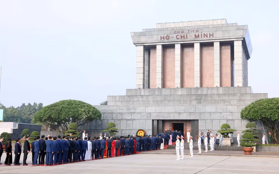 Politburo member, Secretary of the Party Committee and Prime Minister Pham Minh Chinh and the delegation attending the first Congress of the Government Party Organisation for the 2025–2030 tenure lay a wreath and pay tribute to President Ho Chi Minh at his Mausoleum. (Photo: Pham Kien - VNA)