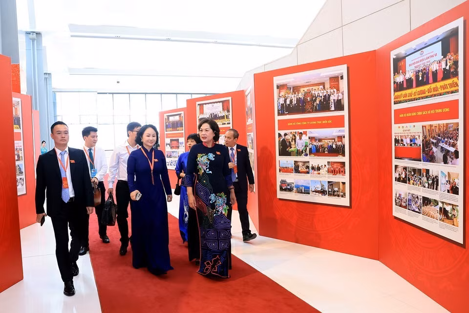 In the solemn setting of the National Convention Center in Hanoi, where the first Congress of the Government Party Organisation for the 2025–2030 tenure is taking place on October 12–13, 2025, the Vietnam News Agency (VNA) hosts a photo exhibition featuring more than 500 outstanding photos and four infographics. The exhibition provides a comprehensive reflection of the nation’s achievements under the leadership of the Party and the Government during the past tenure.