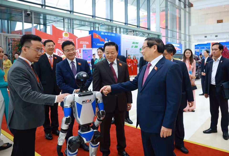 Prime Minister Pham Minh Chinh and delegates visit an exhibition showcasing achievements in science, technology, and innovation. (Photo: Duong Giang - VNA)