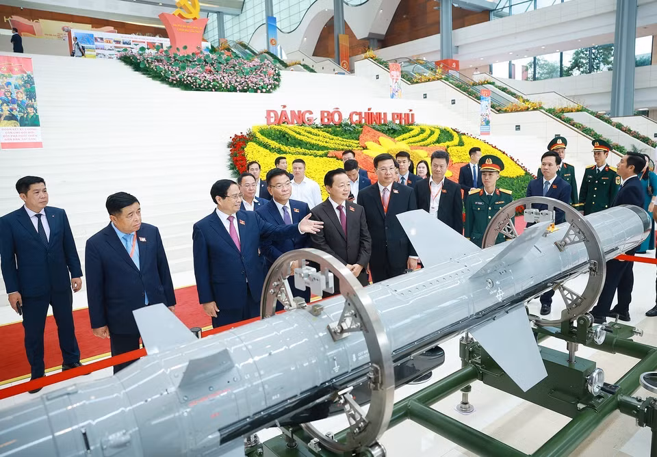 Before the preparatory session, Prime Minister Pham Minh Chinh and delegates visit an exhibition showcasing achievements in science, technology, and innovation. (Photo: Duong Giang - VNA)