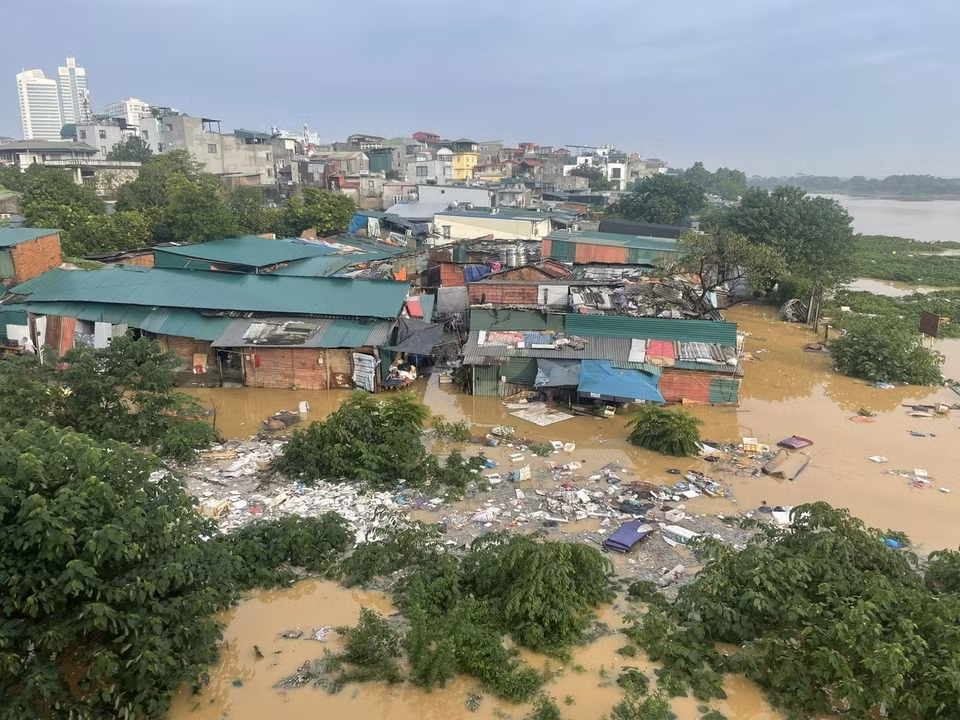 Rising Red River waters affect the lives of Hanoi residents. (Photo: An Dang – VNA)
