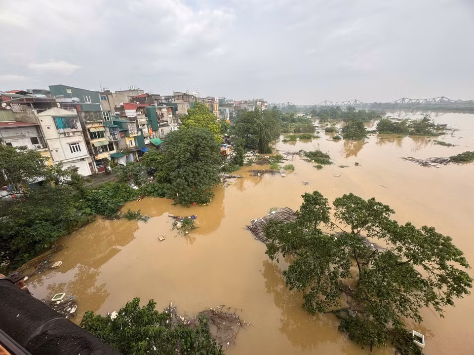 Rising Red River waters affect the lives of Hanoi residents. (Photo: An Dang – VNA)