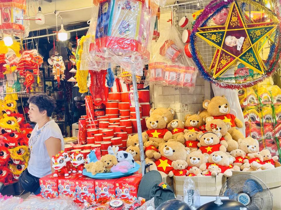 Unique Mid-Autumn toys on sale at shops along Hang Ma Street (Hoan Kiem ward, Hanoi). (Photo: VNA)