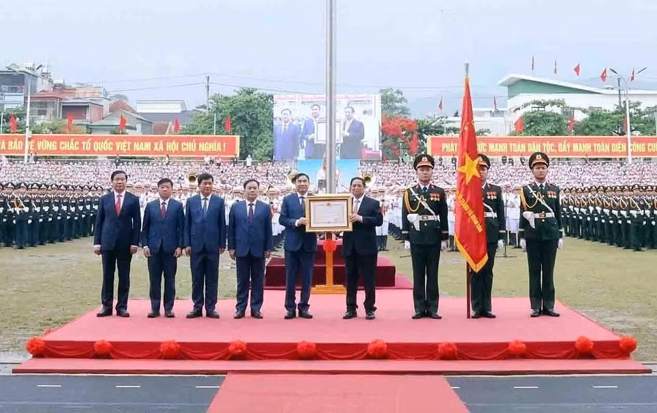 Prime Minister Pham Minh Chinh presents the first-class Independence Medal to the Party Committee, government and people of Dien Bien province at the 70th Anniversary of Dien Bien Phu Victory Ceremony, May 7, 2024. (Photo: VNA)