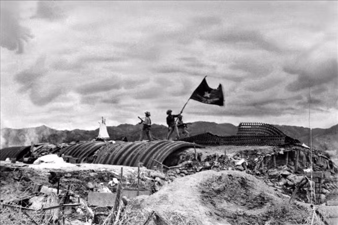 At 5:30 p.m. on May 7, 1954, the "Determined to fight - Determined to win" flag of the Vietnam People's Army flies over the roof of De Castries bunker in Dien Bien Phu, marking a glorious victory of the Vietnamese army and people over the French colonialists after 56 days of steadfast and arduous fighting. (Photo: VNA)