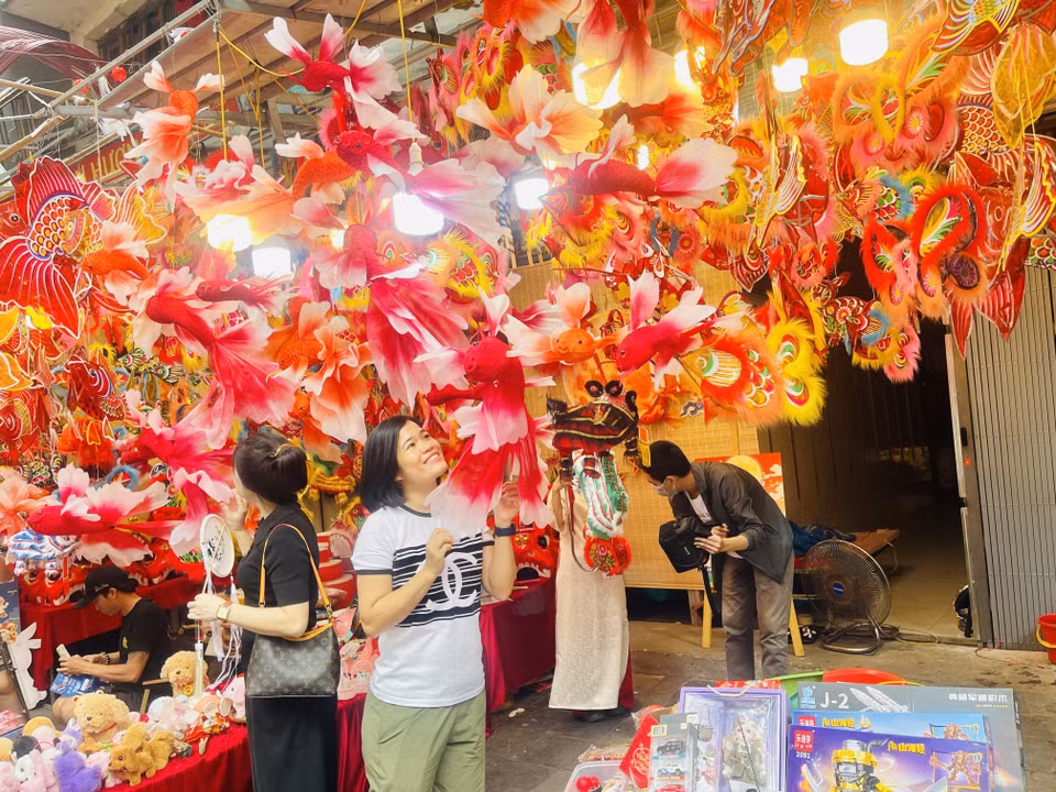 Hang Ma Street (Hoan Kiem ward, Hanoi) becomes a favourite spot for check-ins ahead of the Mid-Autumn Festival. (Photo: VNA)