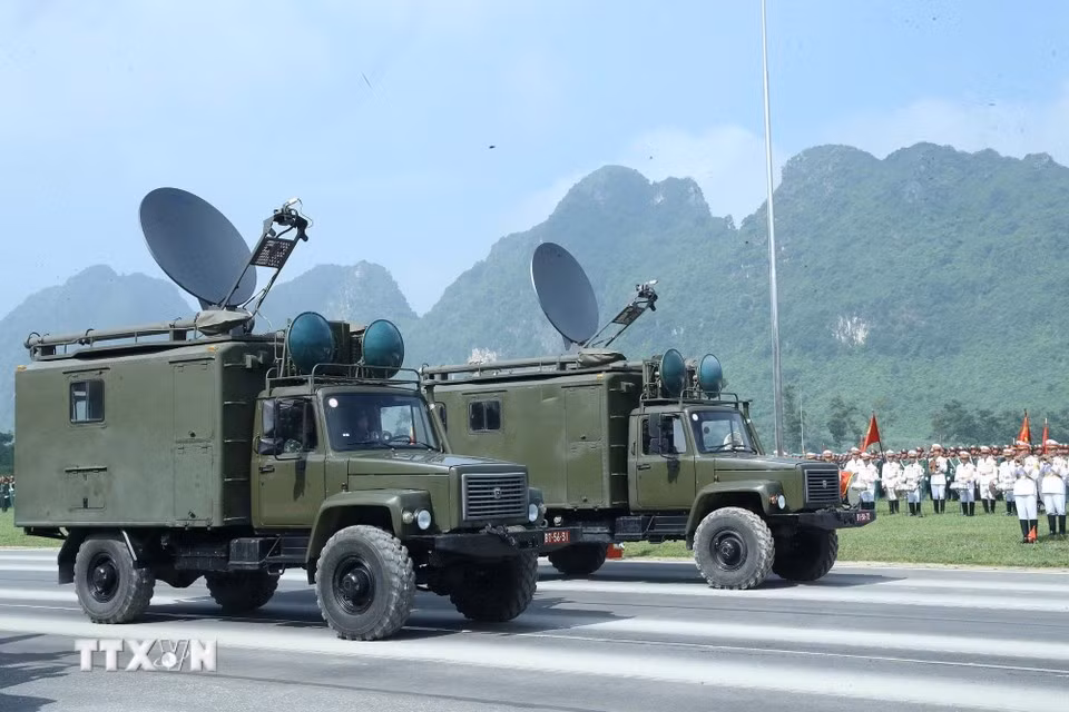 Electronic warfare vehicles during the joint rehearsal. (Photo: VNA)
