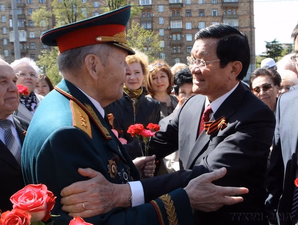 During his trip to Russia to attend the 70th anniversary of the Victory in the Great Patriotic War, on the morning of May 8, 2015, President Truong Tan Sang meets with Russian veterans during a wreath-laying ceremony at the Ho Chi Minh Monument in Moscow. (Photo: VNA)