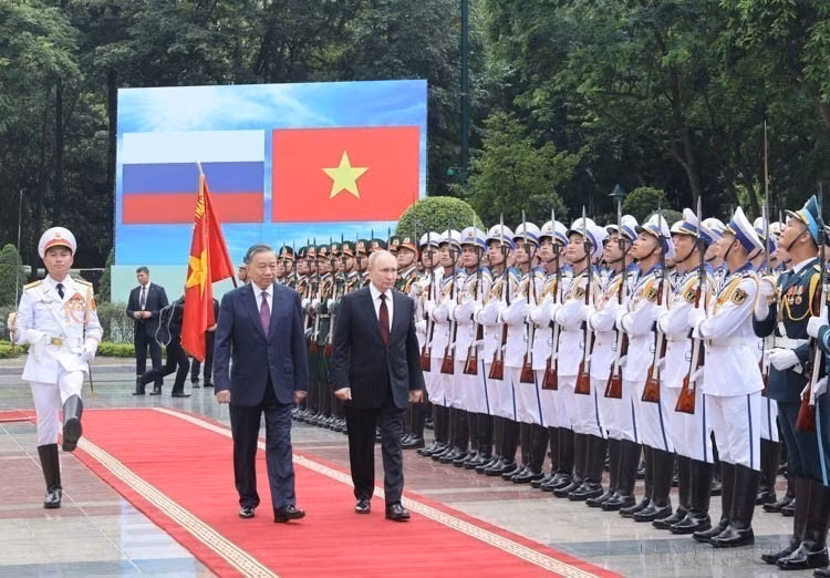 President To Lam presides over the official welcoming ceremony for Russian President Vladimir Vladimirovich Putin during the latter’s State visit to Vietnam (Hanoi, June 20, 2024). (Photo: VNA)