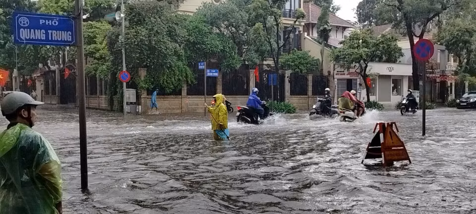 The Quang Trung – Tran Quoc Toan crossroads quickly turns into a “river”. (Photo: VNA)