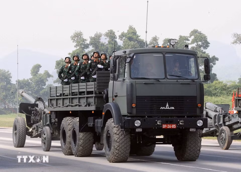 Artillery units showcase heavy guns during the rehearsal. (Photo: VNA)