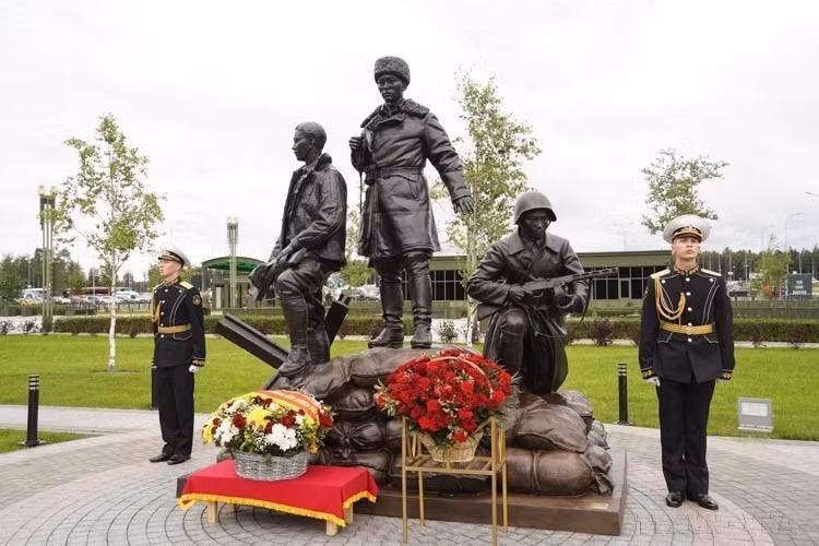 A monument dedicated to the Vietnamese volunteer soldiers, who participated in the defence of Moscow in the Great Patriotic War (1941-1945), is unveiled at Patriot Park in the suburb of the Russian capital on August 12. The monument, titled “Allies – Vietnamese soldiers”, is sculpted by Alexey Chebanenko. (Photo: VNA)