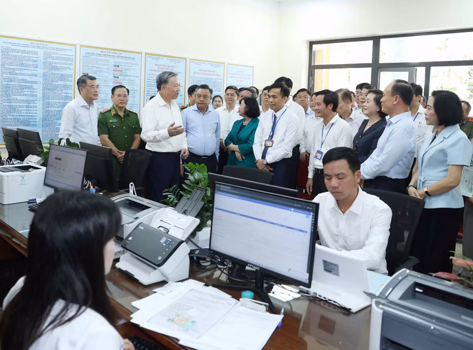 Party General Secretary To Lam visits and inspects activities at the Public Administrative Centre of Phuc Thinh Commune. (Photo: VNA)