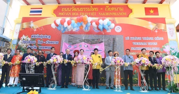 The Thailand–Vietnam Cultural Street Gate is inaugurated on Nittayo Street, a main thoroughfare in Nakhon Phanom Province, Thailand, on October 10, 2024. (Photo: VNA)