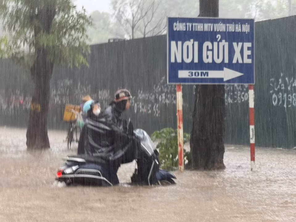 Many streets are deeply flooded, hindering local traffic. (Photo: VNA)