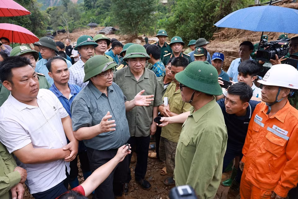 Prime Minister Pham Minh Chinh encourages forces involved in post-flood recovery efforts in Xa Dung commune, Dien Bien province. (Photo: VNA)