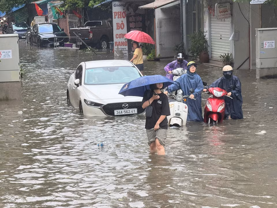 Hong Tien street (Bo De ward) submerged in water. (Photo: VNA)
