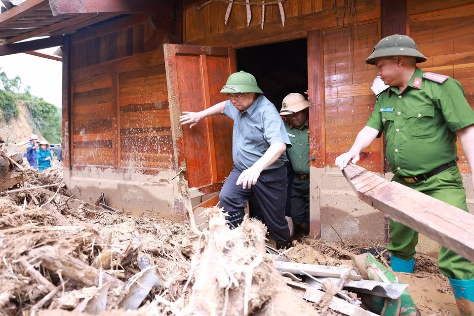 Prime Minister Pham Minh Chinh directs recovery efforts following floods, flash floods, and landslides in Xa Dung commune. (Photo: VNA)