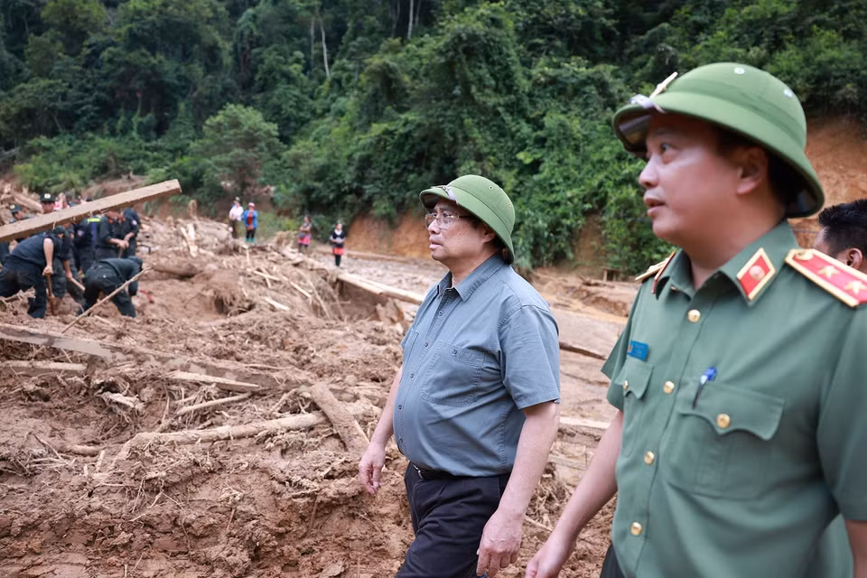Prime Minister Pham Minh Chinh directs recovery efforts following floods, flash floods, and landslides in Xa Dung commune. (Photo: VNA)