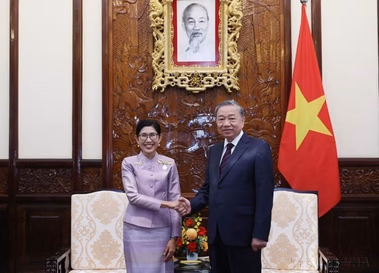 On October 18, 2024, at the Presidential Palace, General Secretary and President To Lam receives Ambassador of the Kingdom of Thailand, Urawadee Sriphiromya, who comes to present credentials and assume her duties in Vietnam. (Photo: VNA)
