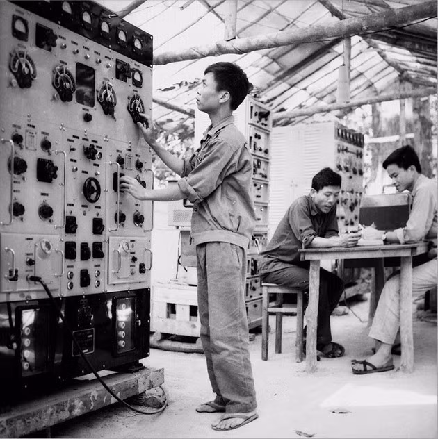 Technicians of the Liberation News Agency (TTXGP) operating Teletype machines. During more than 15 years of working under enemy bombardment (1960–1975), the Liberation News Agency had to relocate its headquarters dozens of times but always maintained the “lifeline” of information. (Photo: TTXGP archives)