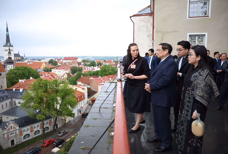 Prime Minister Pham Minh Chinh and his spouse visit Tallinn Old Town. (Photo: VNA)