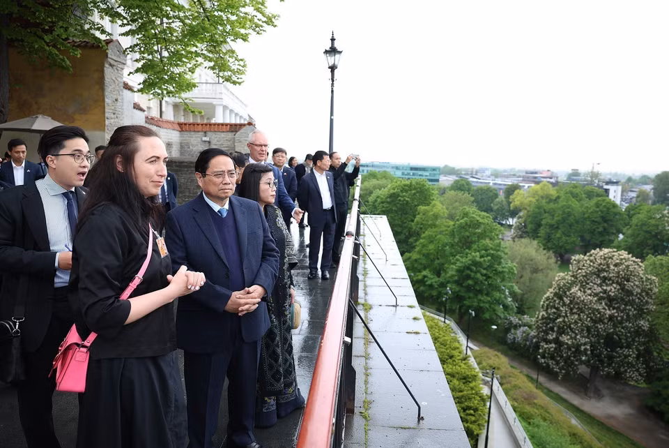 Prime Minister Pham Minh Chinh and his spouse visit Tallinn Old Town. (Photo: VNA)
