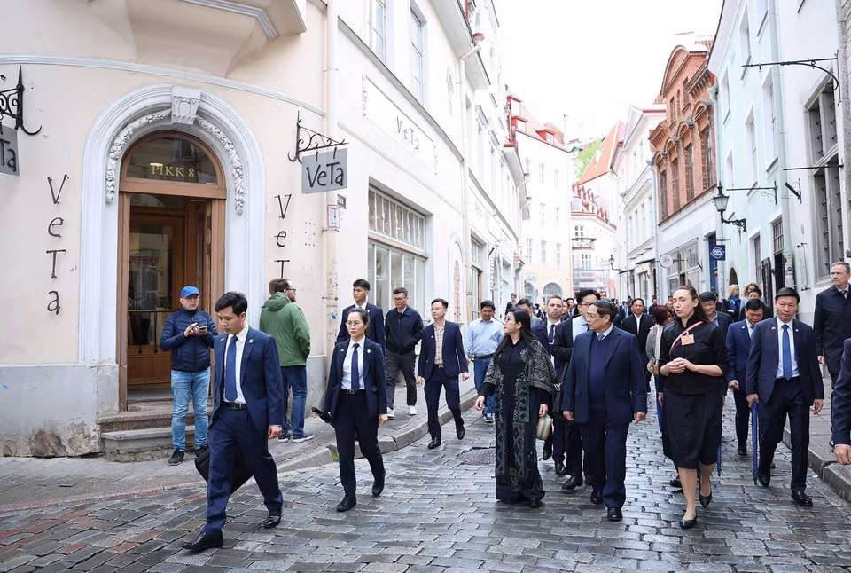 Prime Minister Pham Minh Chinh and his spouse visit Tallinn Old Town. (Photo: VNA)